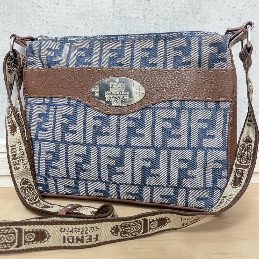FENDI フェンディ ズッカ セレリア デニム レザーショルダーバッグ ロゴプレート FFロゴ 金具 Selleria 9-24-29528 ネイビー 肩掛け