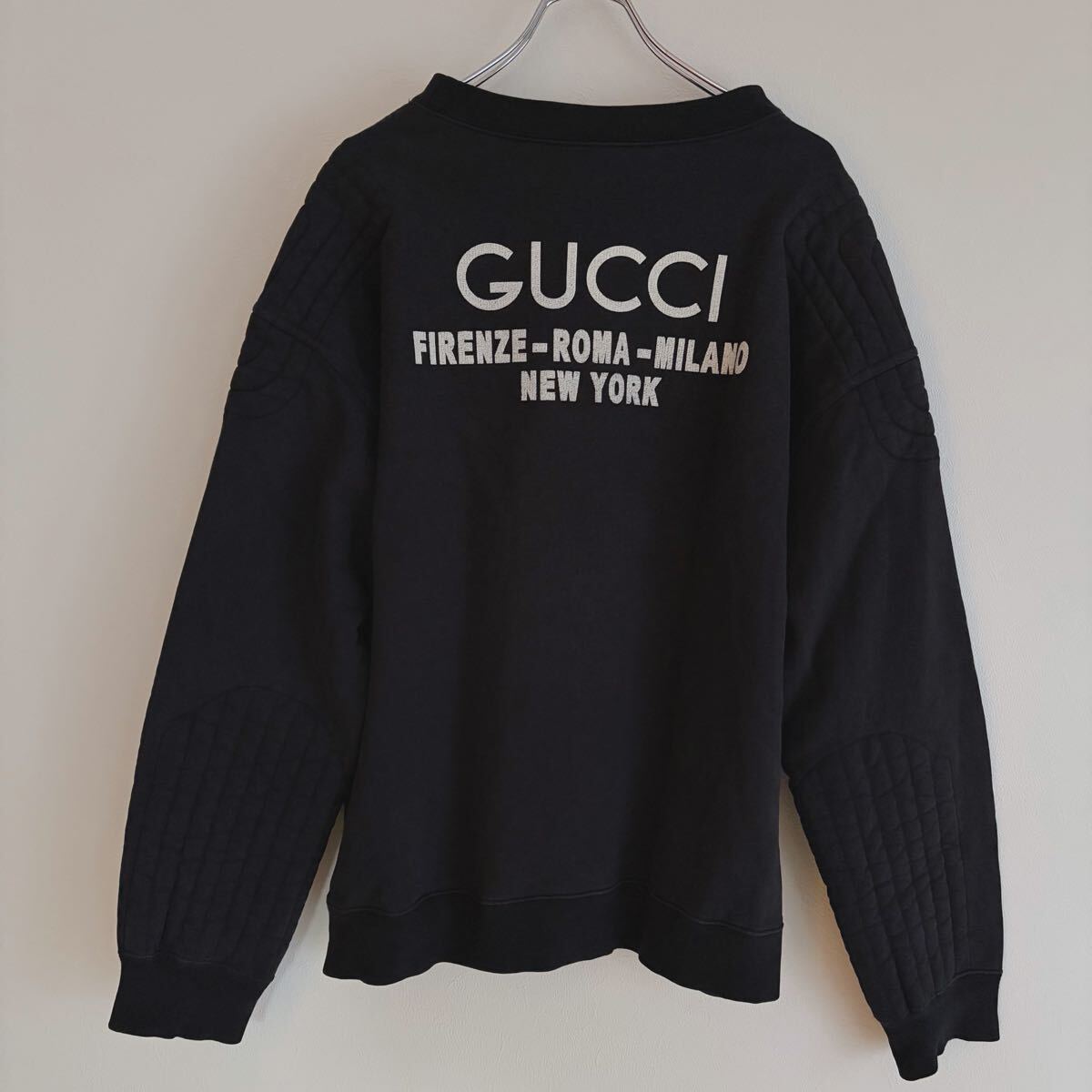 【美品/XL】GUCCI グッチ トレーナー バックロゴ エンボス加工 メンズ スウェット 黒 2023aw 日本限定モデル JAPAN EXCLUSIVE イタリア製
