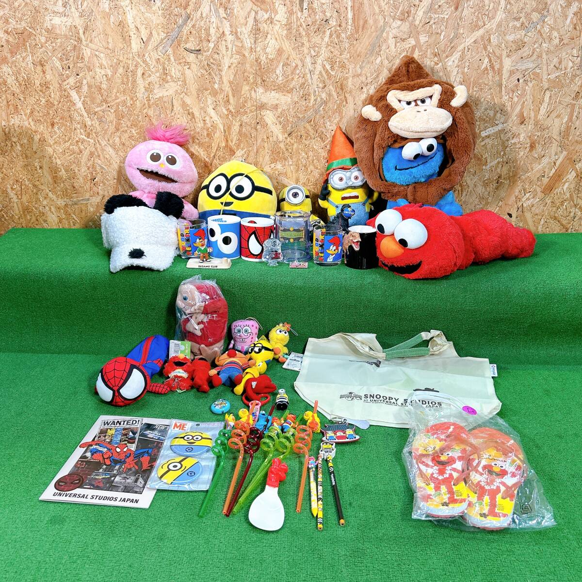 ユニバ USJ まとめ グッズ 大量 ミニオン セサミ ドンキー スパイダーマン 未使用含む コップ ストロー バッグ ぬいぐるみ エルモ 中古