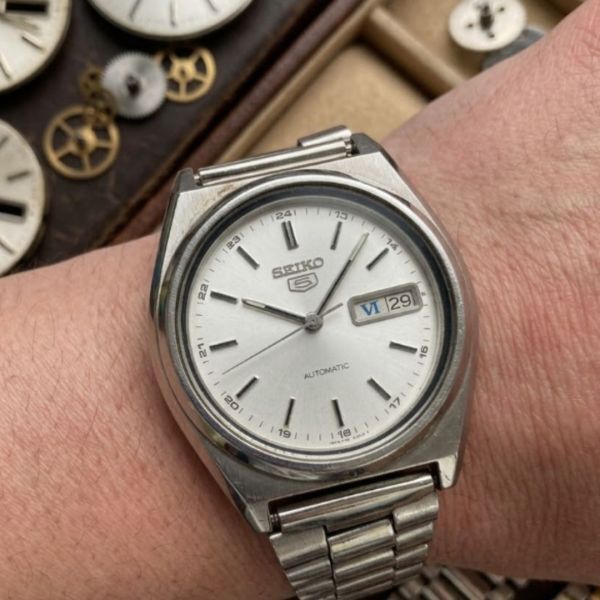 【 セイコー5 /1982年4月製造/ヴィンテージ/稼動品】SEIKO 5自動巻き 7009-876A シルバー文字盤 デイデイトメンズ腕時計