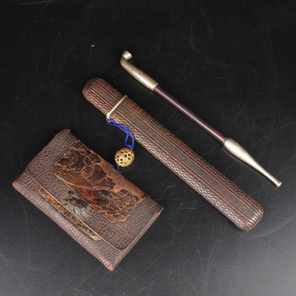 【志】資産家所蔵品 時代品 令直刻 甲虫目抜象嵌煙草袋 提げ物 煙管筒 純銀煙管 喫煙具 古美術品 委託品(R803313-32700)