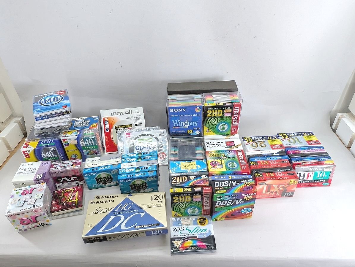 ジャンク メーカー混在 記録メディアまとめて カセットテープ・MO・MD・CD-R・VHS・Hi８・フロッピーディスク など 長期保管品[22644