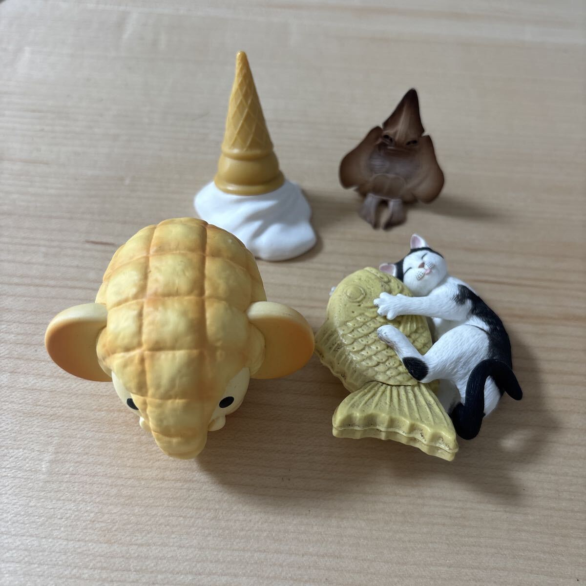 ガチャ ガチャガチャ フィギュア 抱きしめ鯛 たい焼き ネコ 猫 パン ゾウ 象 ソフトクリーム エイ 動物 アニマル