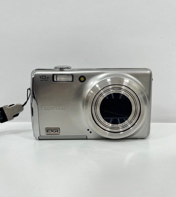 ★1円~★ FUJIFILM FINEPIX F70 EXR 富士フイルム コンパクトデジタルカメラ シルバーカラー バッテリーや付属品付き※稼働品＆美品