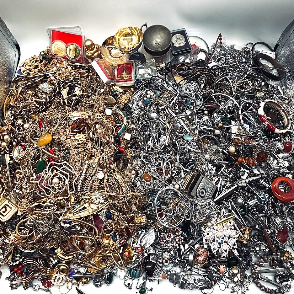 【K-26】同梱不可　大量　約12.8Kg　イミテーションアクセサリーおまとめ　ゴールドカラー　シルバーカラー　ネックレス　イヤリングなど