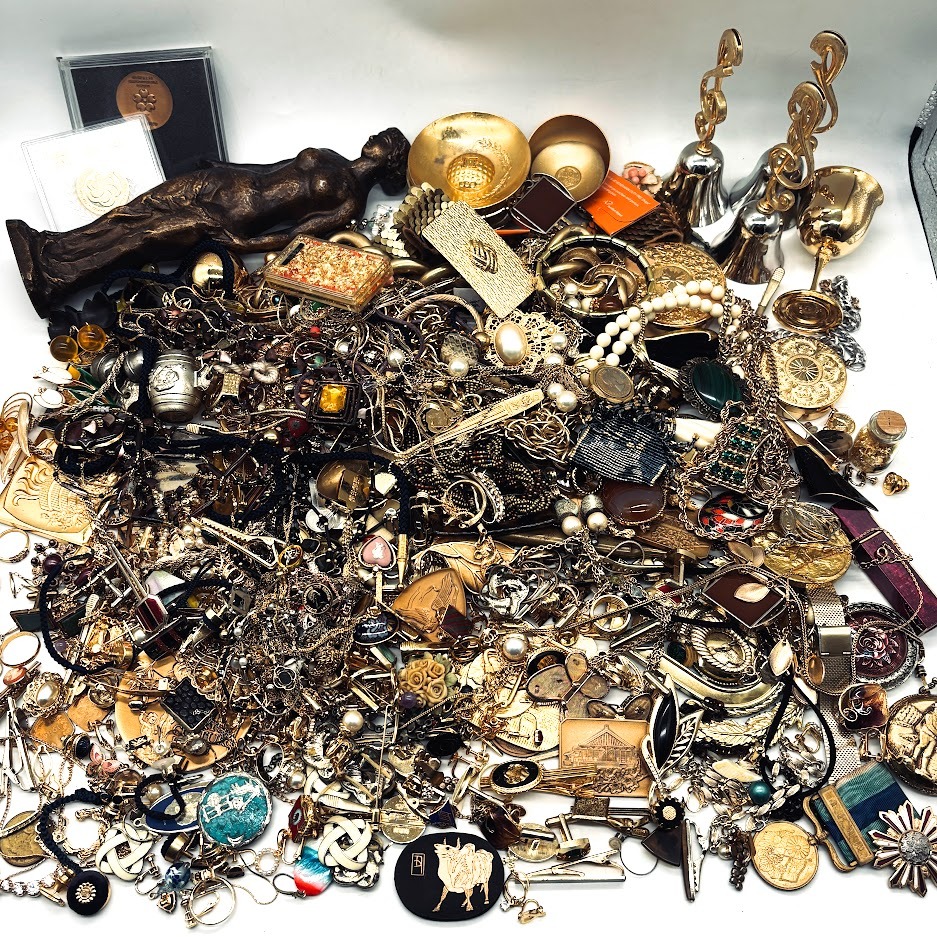 【AR-18】ゴールドカラー　イミテーションアクセサリーおまとめ　約6284g　SILVER/ブランド刻印有　ネックレス　バングル　イヤリングなど