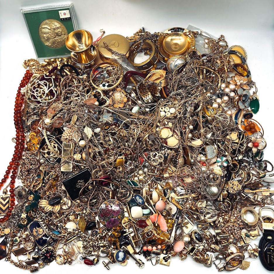 【AN-7】ゴールドカラー　イミテーションアクセサリーおまとめ　約6177g　SILVER/ブランド等刻印有　ネックレス　バングル　イヤリングなど