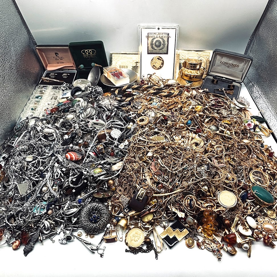 【AO-39】同梱不可　大量　約10.5㎏　イミテーションアクセサリーおまとめ　ゴールドカラー　シルバーカラー　ネックレス　イヤリングなど