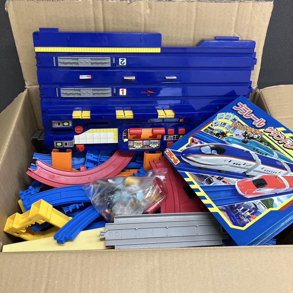 0804f1724 プラレール サウンドレールウェイ レール パーツ 踏切 線路 駅 情景パーツ まとめ売り ※同梱不可