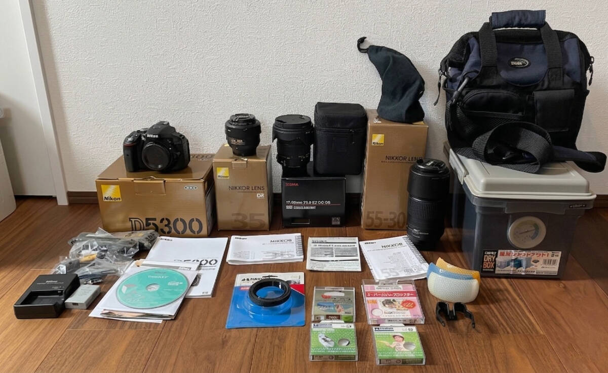【低ショット】Nikkon D5300 ダブルズーム&単焦点レンズ カメラバック他セット SIGMA 17-50mm F2.8、Nikon NiKkor 55-300mm、 35mm 1:1.8G