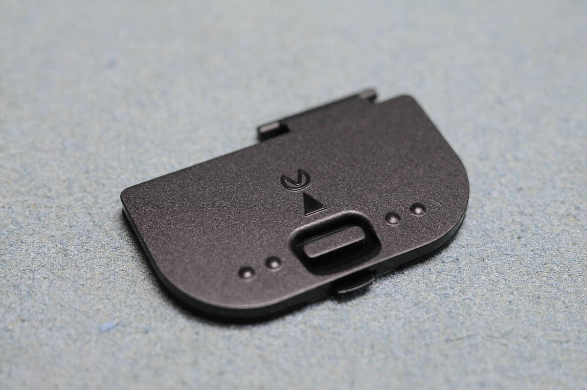 ニコン　D300/D300S用　電池蓋　新品未使用