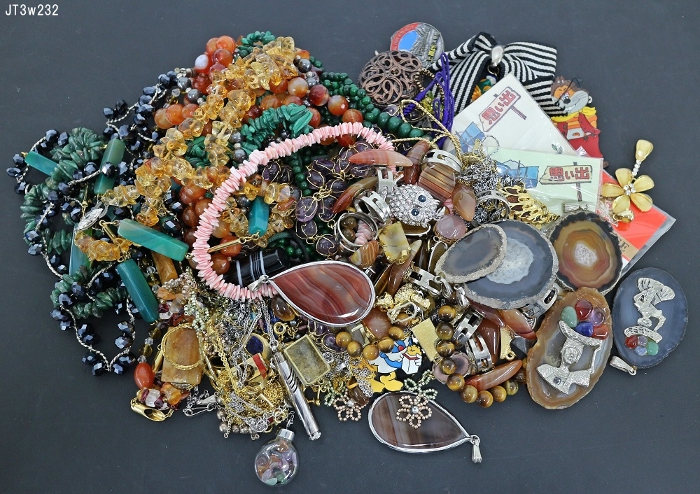 JT3w232 アクセサリー等大量おまとめ ネックレス イヤリング リング ペンダントトップ 他 チェーン切れ/絡まり有り 現状品 60サイズ