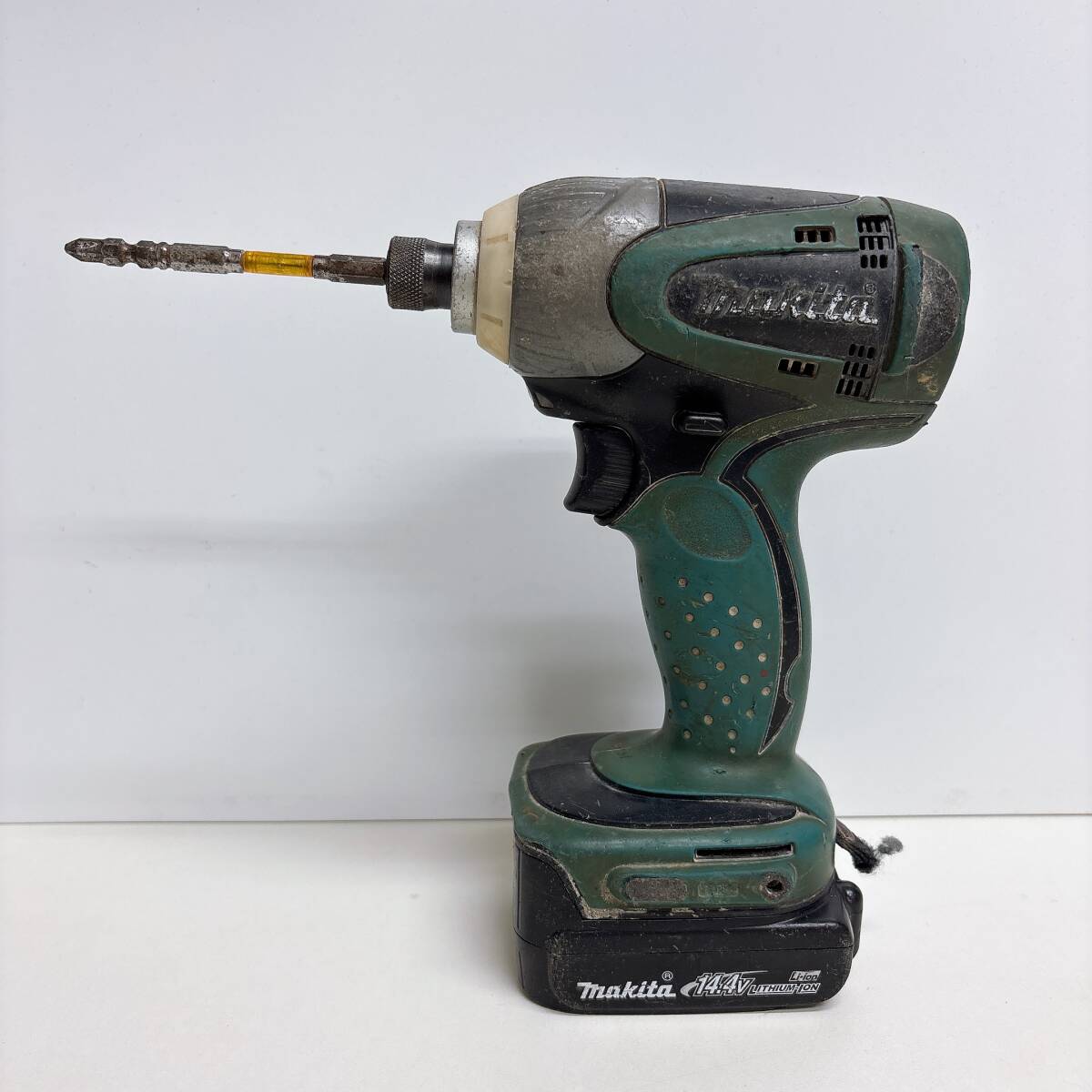 マキタ makita 充電式インパクトドライバ TD135D 純正バッテリ BL1415 14.4V 中古