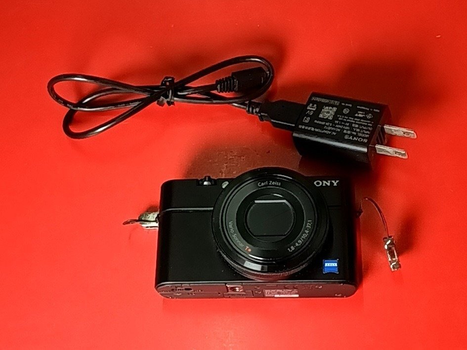 1円～　SONY　ソニー　Cyber-shot DSC-RX100　1.8-4.9/10.4-37.1　コンパクトデジタルカメラ　バッテリー・ケーブル付属　動作可
