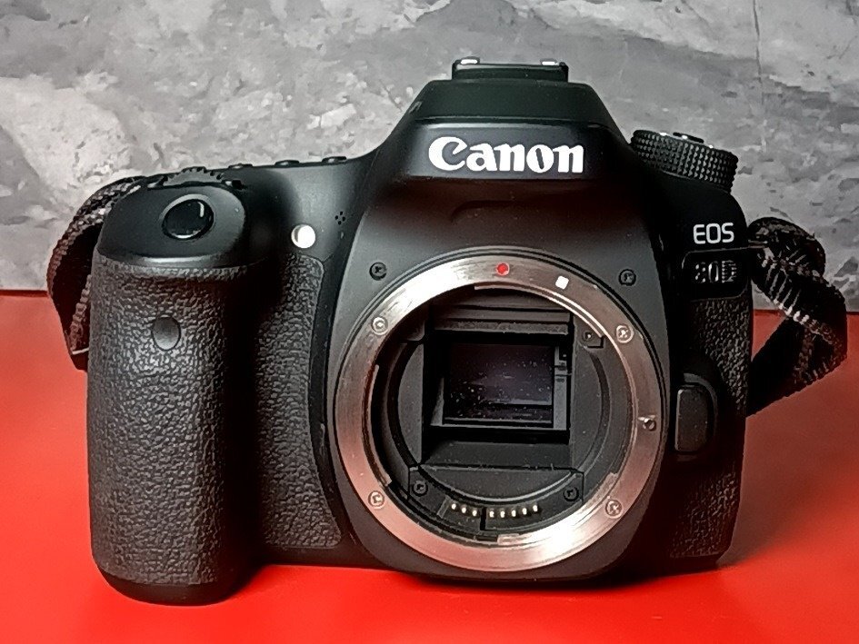 1円～　Canon　キヤノン　EOS 80D　ボディのみ　デジタル一眼レフカメラ　2420万画素　Wi-Fi搭載　バッテリー付属　中級機