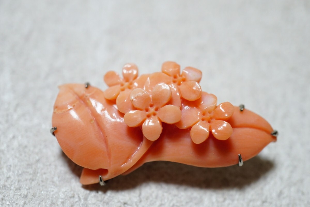 615 天然珊瑚 彫刻 花 フラワー ブローチ ヴィンテージ アクセサリー 冠婚葬祭 コーラル サンゴ さんご 装飾品
