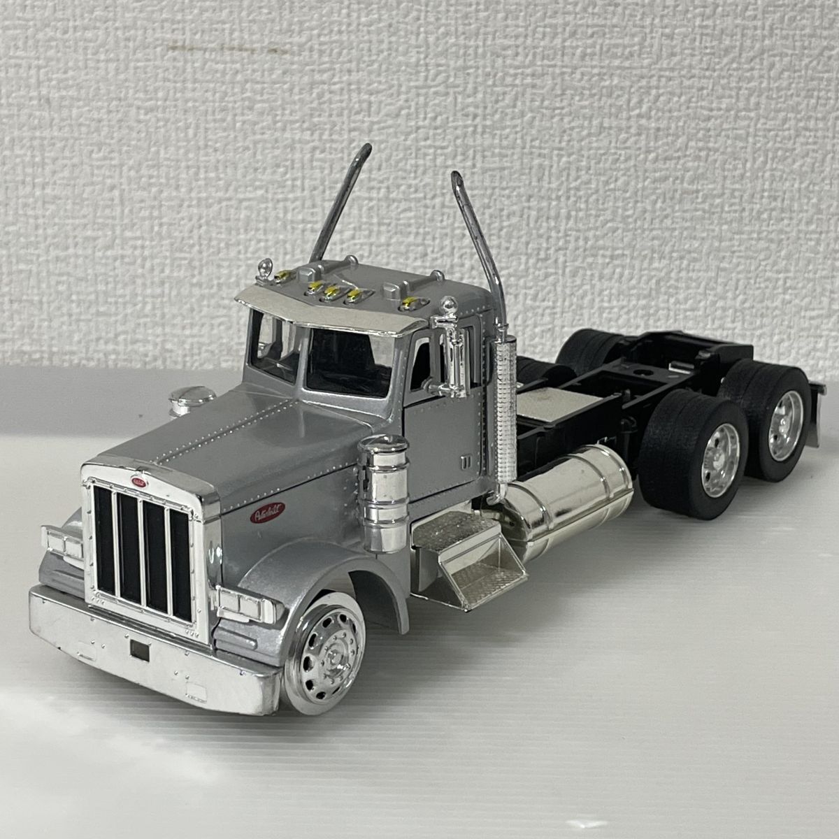 peterbilt　トレーラーのミニカー　シルバー ※パーツ欠品　/64-3-N