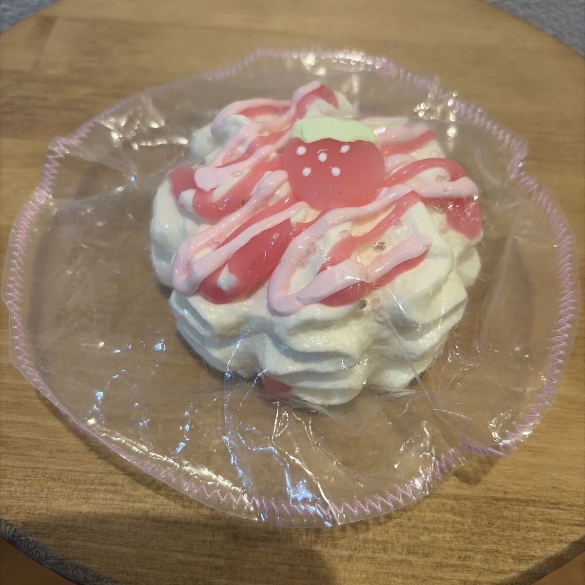 スクイーズ　kiki いちご　イチゴ　ホイップクリーム　ソース　スイーツ