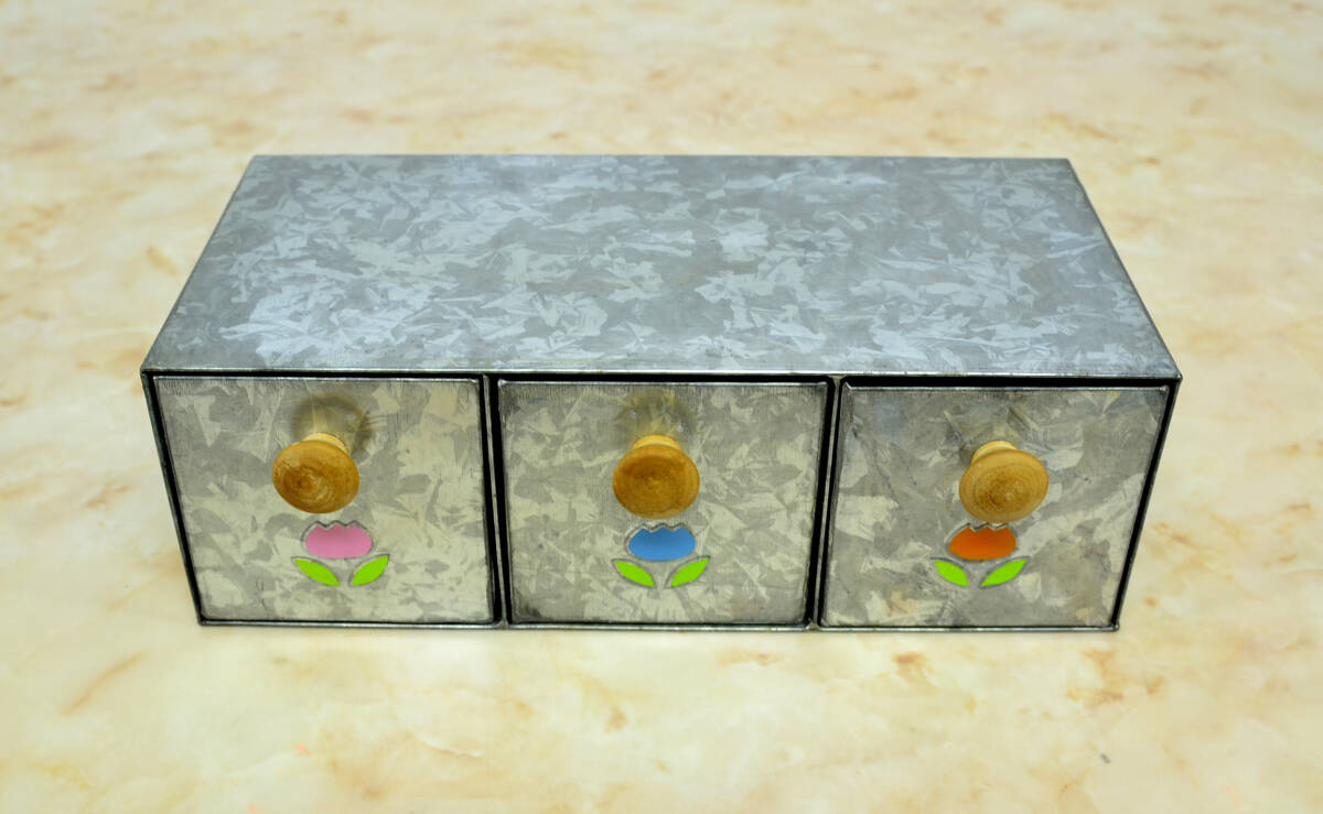 ３つ引き出しのある収納ボックス 小物入れ ブリキ チューリップ 28cm 中古良品