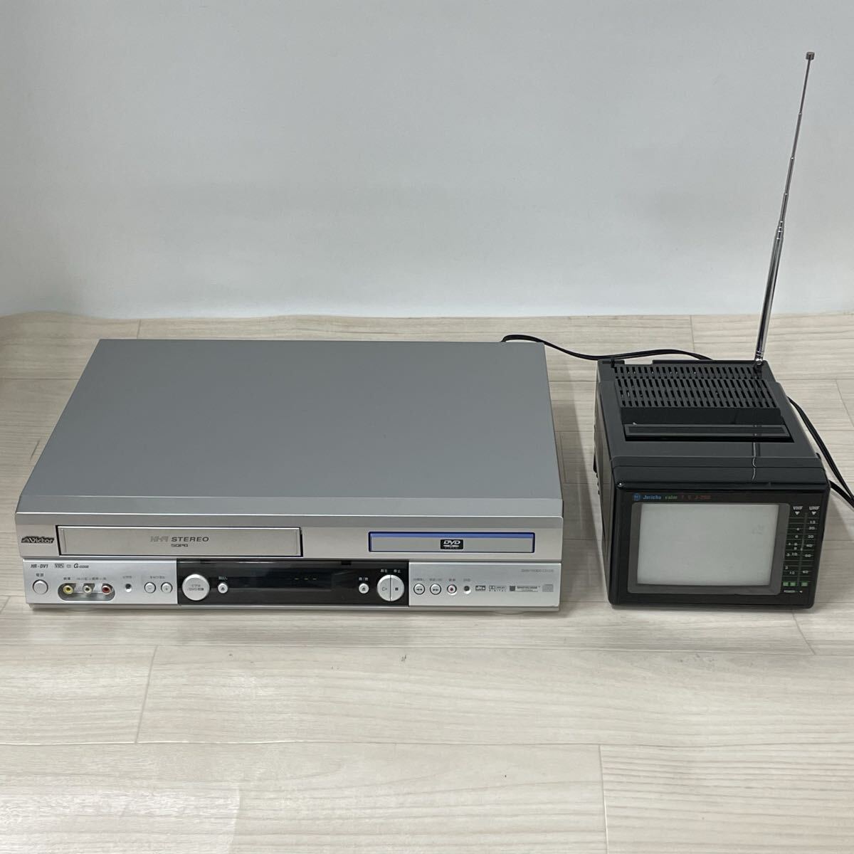 【B915-4】【通電・動作確認済み】ビクター dvd 一体型 ビデオデッキ HR-DV1 + 5インチ 小型 ブラウン管テレビ jericho J-280 