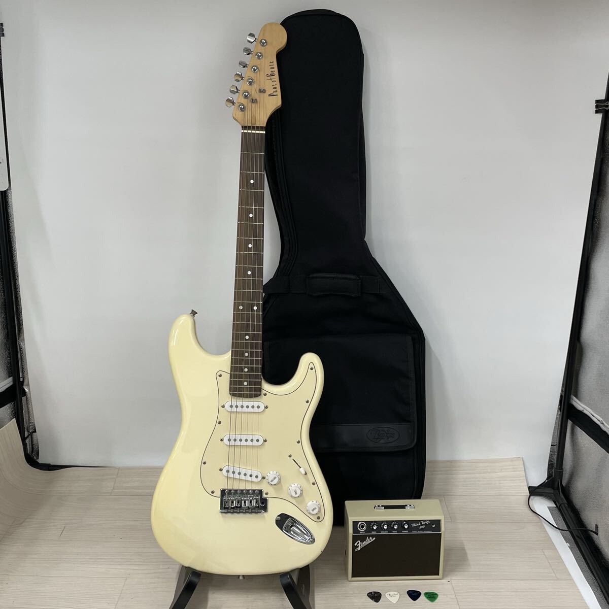 【B934-4】【音出し確認済み】エレキギター ストラトキャスター フォトジェニック ホワイト ピック ケース付 + フェンダー ミニアンプ 