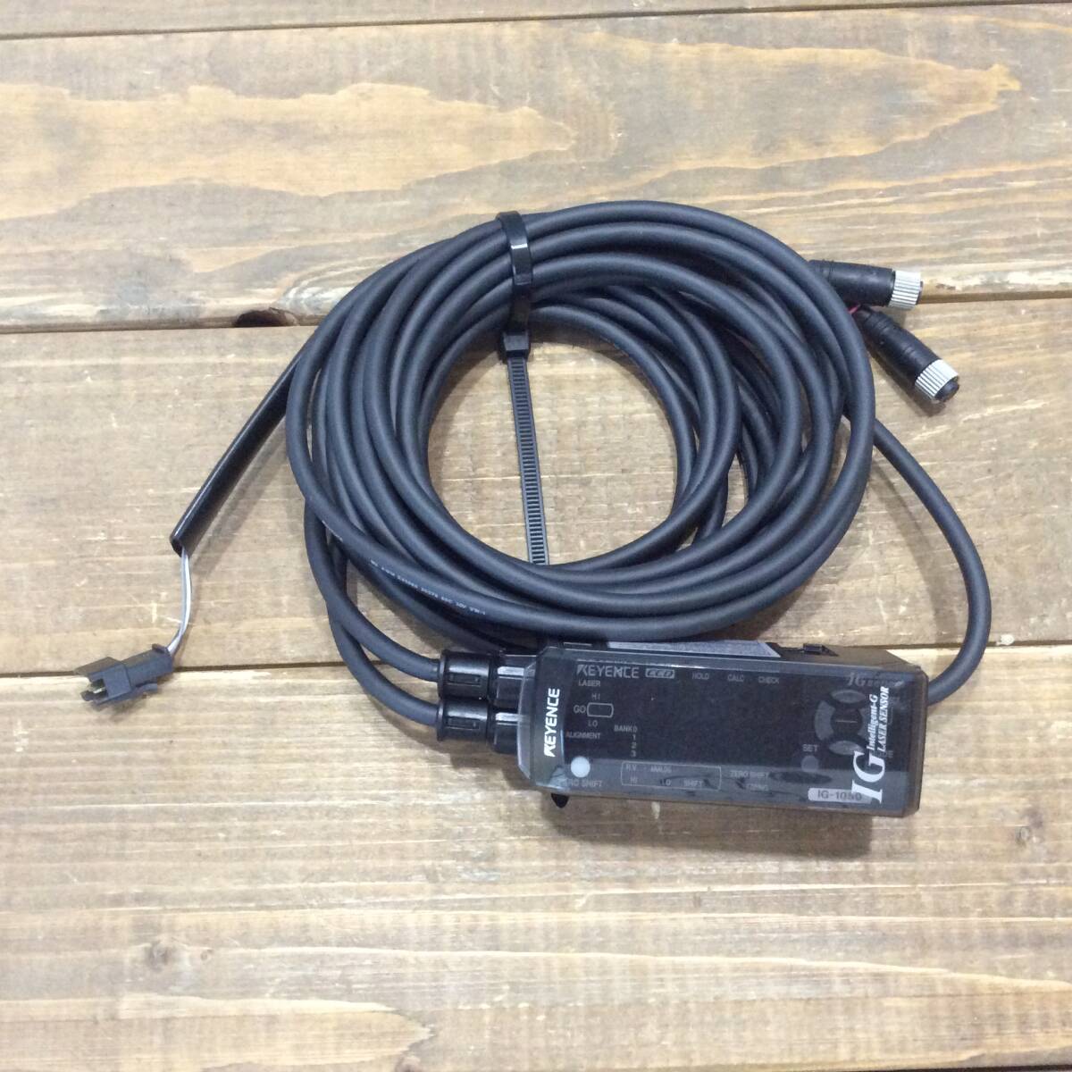 ●【AH-14584】中古美品 KEYENCE キーエンス CCD透過型デジタルレーザセンサ アンプユニット IG-1050【レタパプラス・送料一律600円可】
