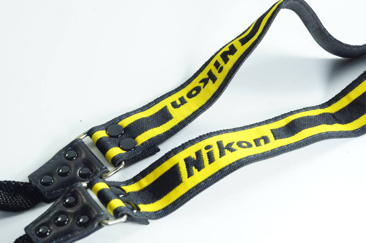 RB185-02『とてもキレイ』 NIKON 幅2.5cm ニコン カメラ ストラップ 黄色(イエロー)×黒色(ブラック) リベット 鋲留め ボーダー ストライプ