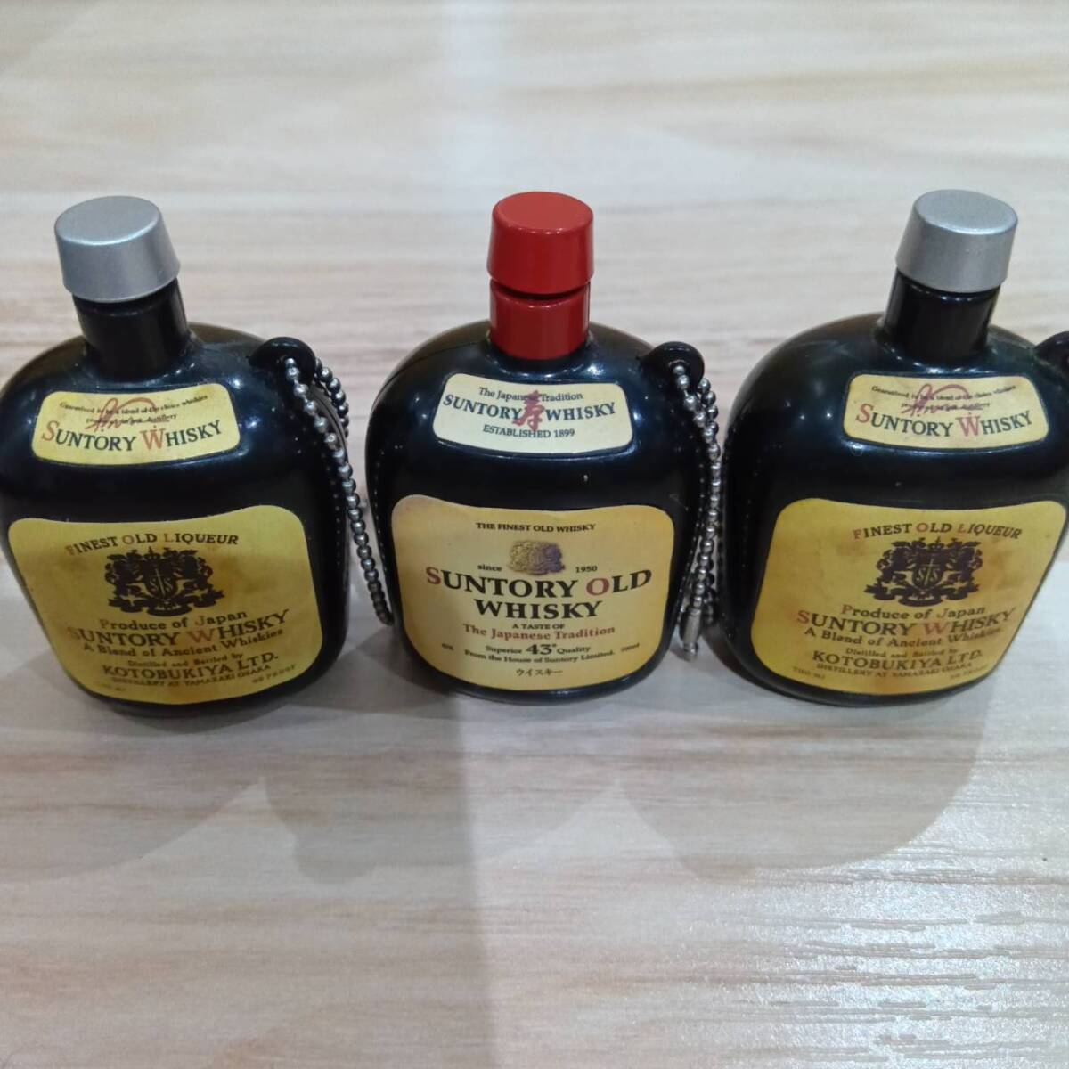 サントリーのウイスキー「オールド」モチーフ　ミニチュアボトルのキーホルダー　SUNTORY