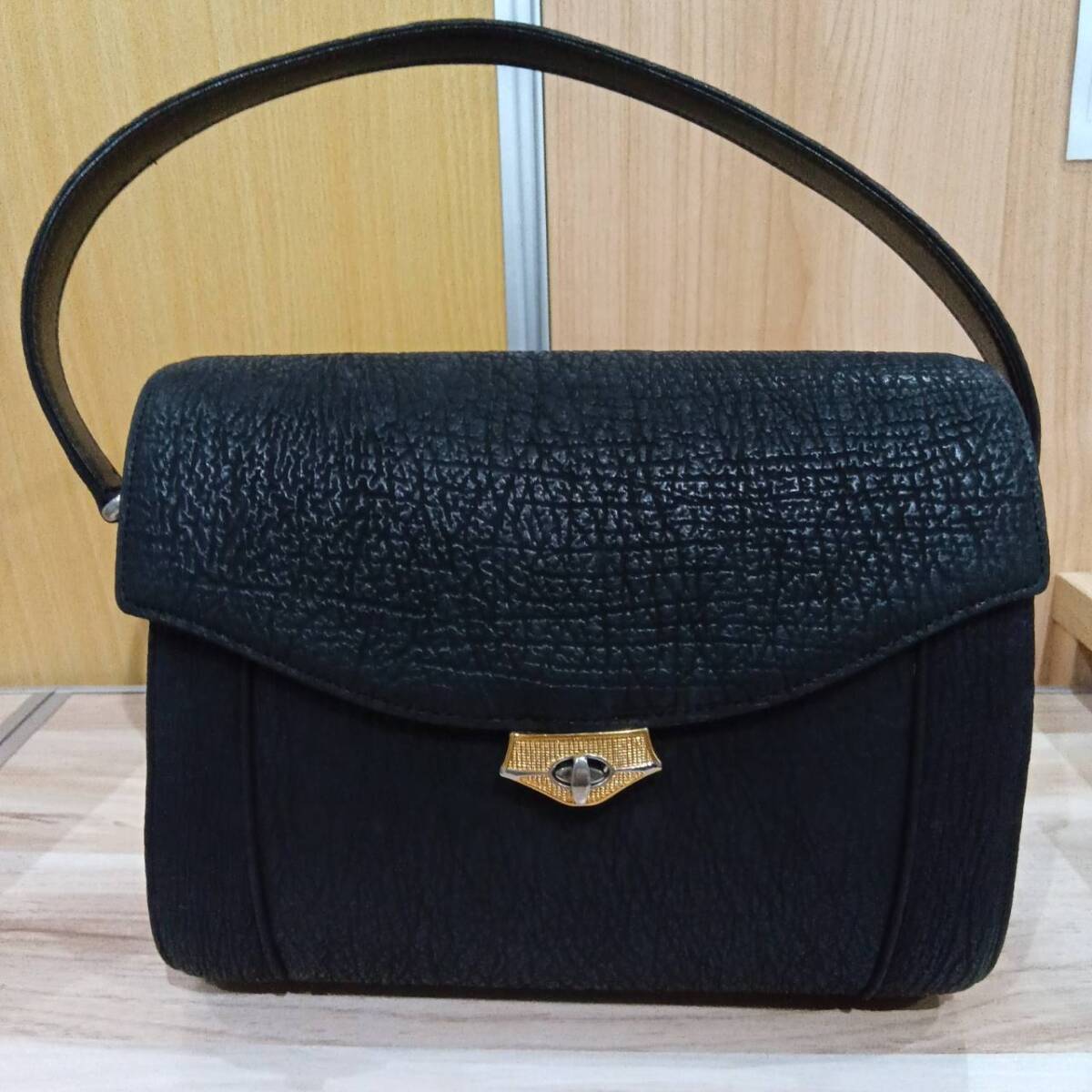 JRA（全日本爬虫類皮革産業協同組合認定）　サメ革　ハンドバッグ