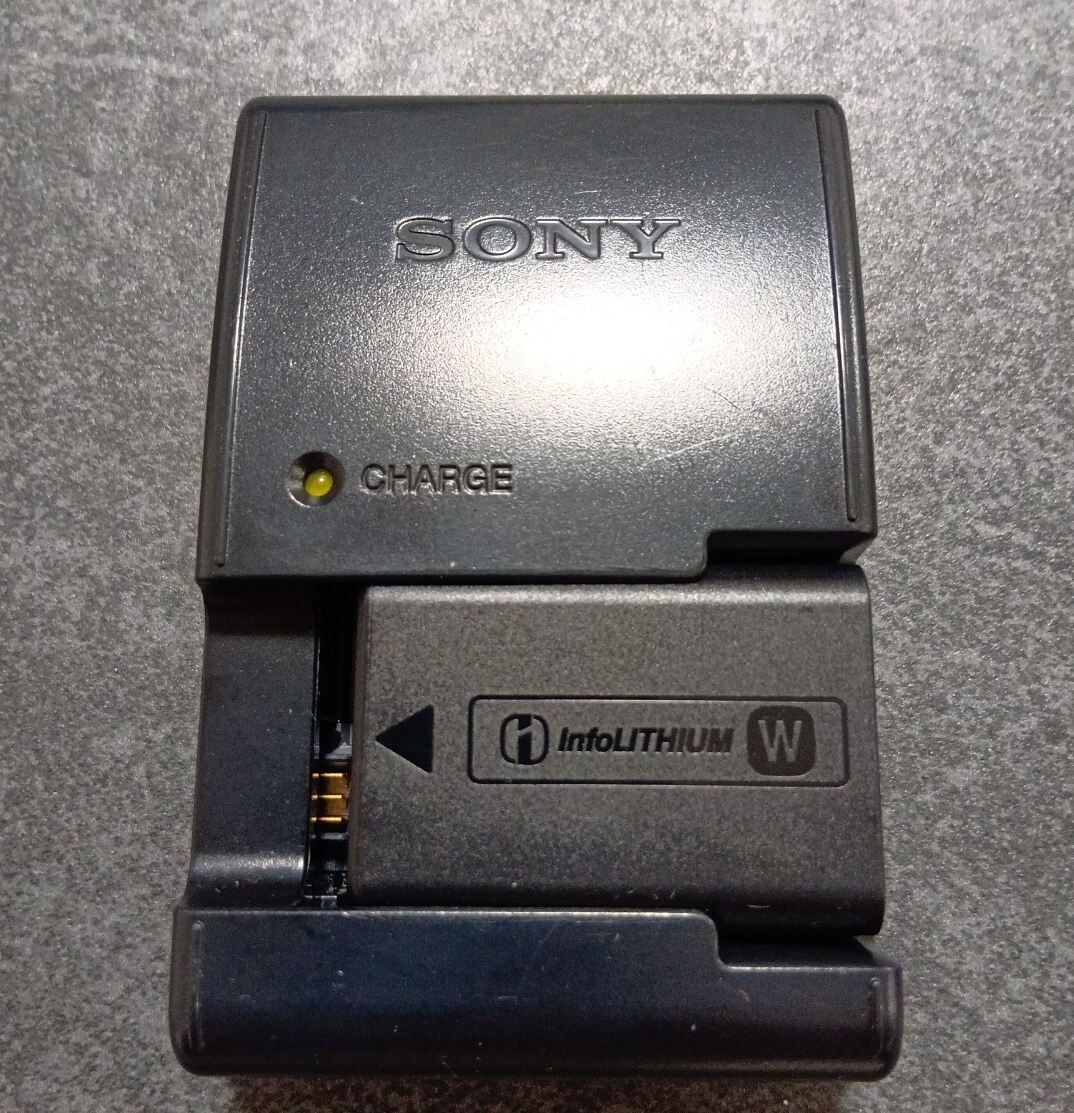 美品　2個セット【動作確認済】送料無料　電池　純正　SONY(ソニー) カメラ用バッテリーNP-FW50 充電器　BC-VW1　　　　J5