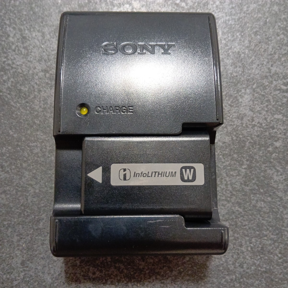 美品　2個セット【動作確認済】送料無料　電池　純正　SONY(ソニー) カメラ用バッテリーNP-FW50 充電器　BC-VW1　　　　J4