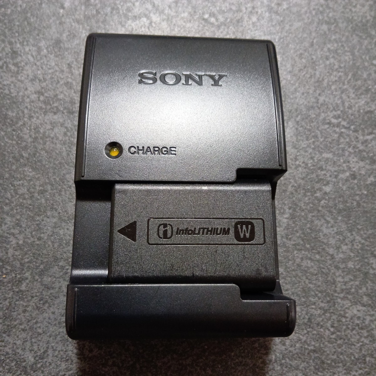 美品　2個セット【動作確認済】送料無料　電池　純正　SONY(ソニー) カメラ用バッテリーNP-FW50 充電器　BC-VW1　　　　J6