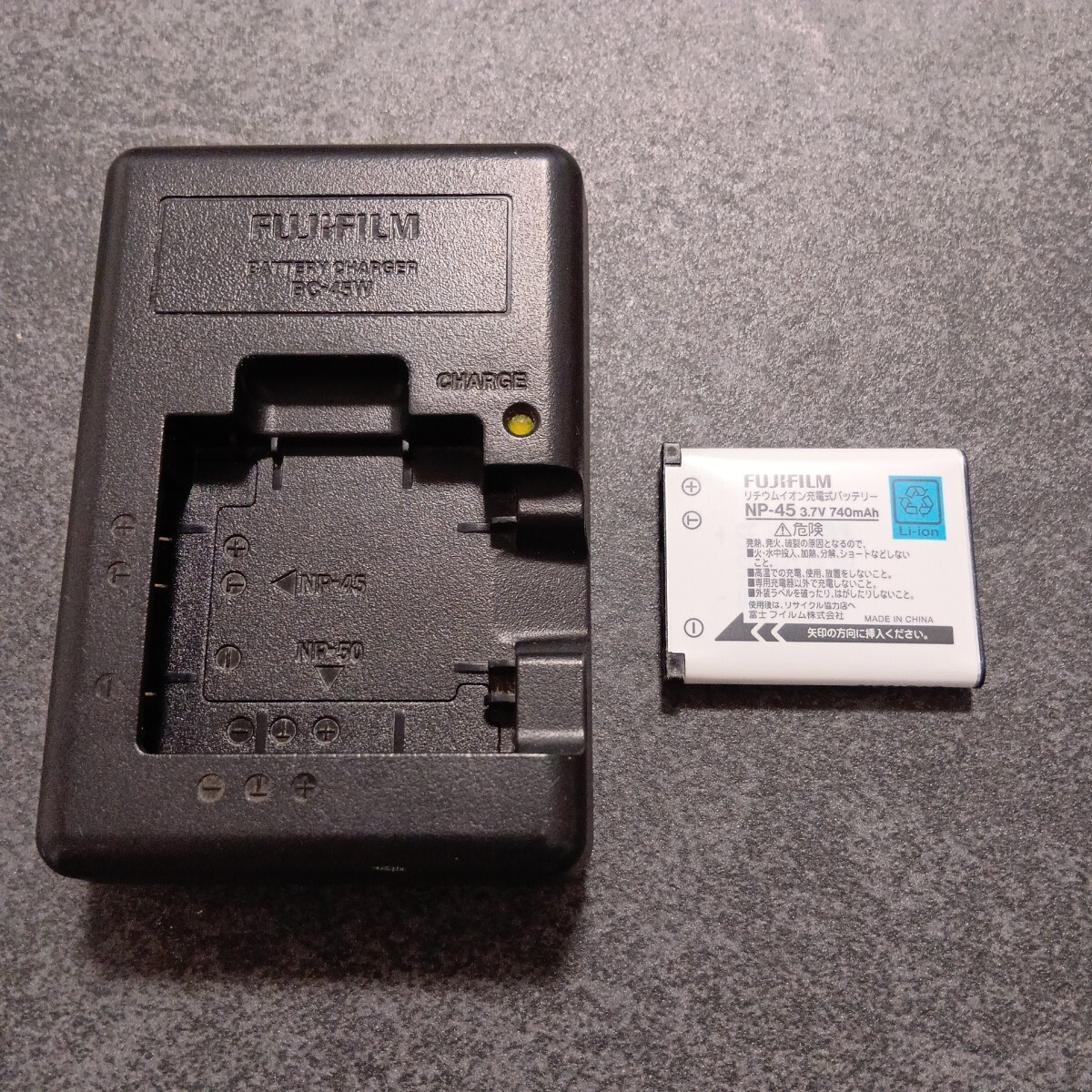 美品【動作確認済】純正 バッテリー　NP-45 充電器　BC-45W FUJIFILM　送料無料 　 A08