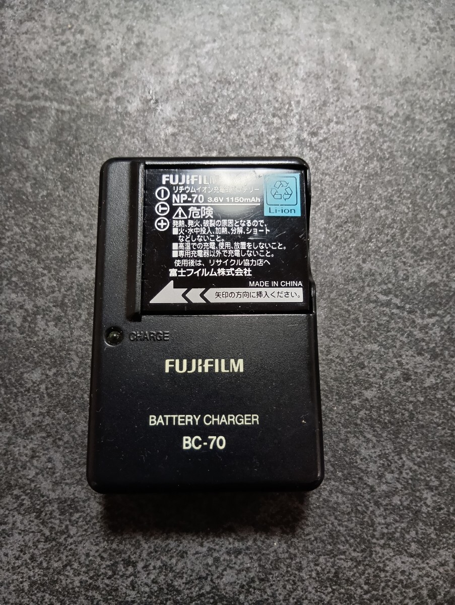 美品　2個セット【動作確認済】送料無料　　カシオ　FUJIFILM 純正 リチウムイオン　バッテリー　NP-70 充電器 BC-70　　J2