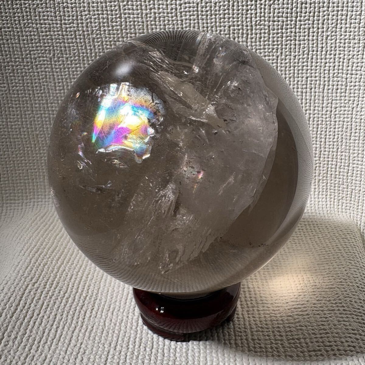 【天然石】スモーキークォーツ 丸玉 90mm 1Kg 煙水晶 レインボー スフィア 虹入り 茶水晶 パワーストーン アイリスクォーツ 水晶 台座付き