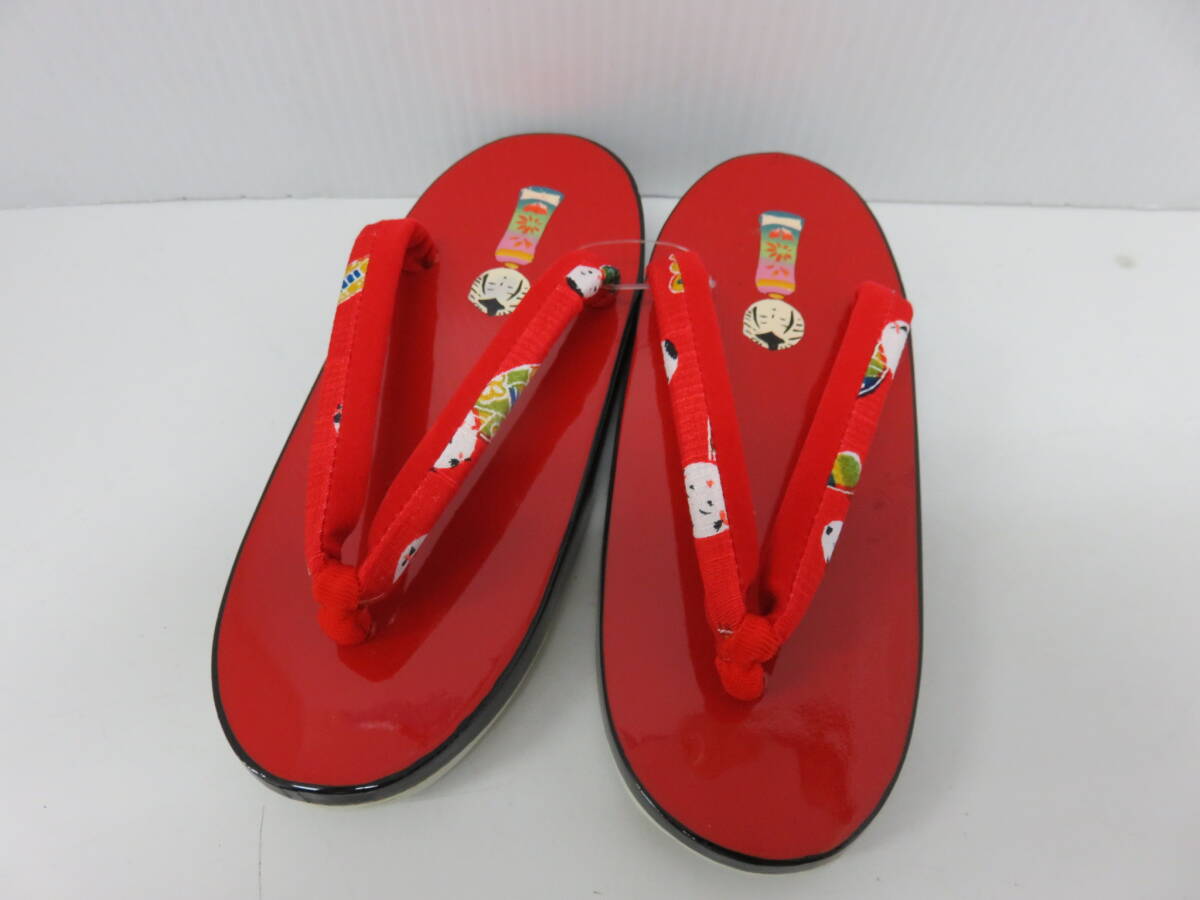 下駄　子供用　赤×黒　底ゴム　未使用品　女の子　可愛いこけし柄　和装小物　18cm　　　　07