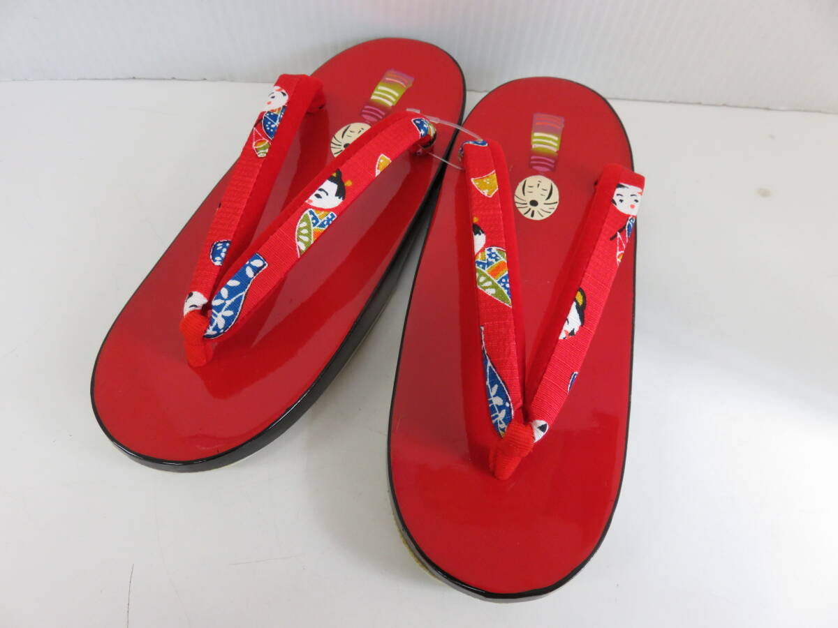 下駄　子供用　赤×黒　底ゴム　未使用品　女の子　可愛いこけし柄　和装小物　19.5cm　　　　11