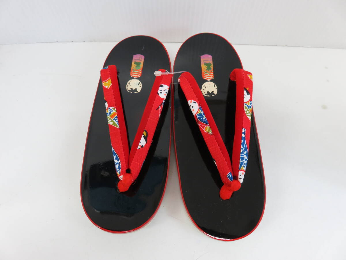 下駄　子供用　赤×黒　底ゴム　未使用品　女の子　可愛いこけし柄　和装小物　19.5cm　　　　13
