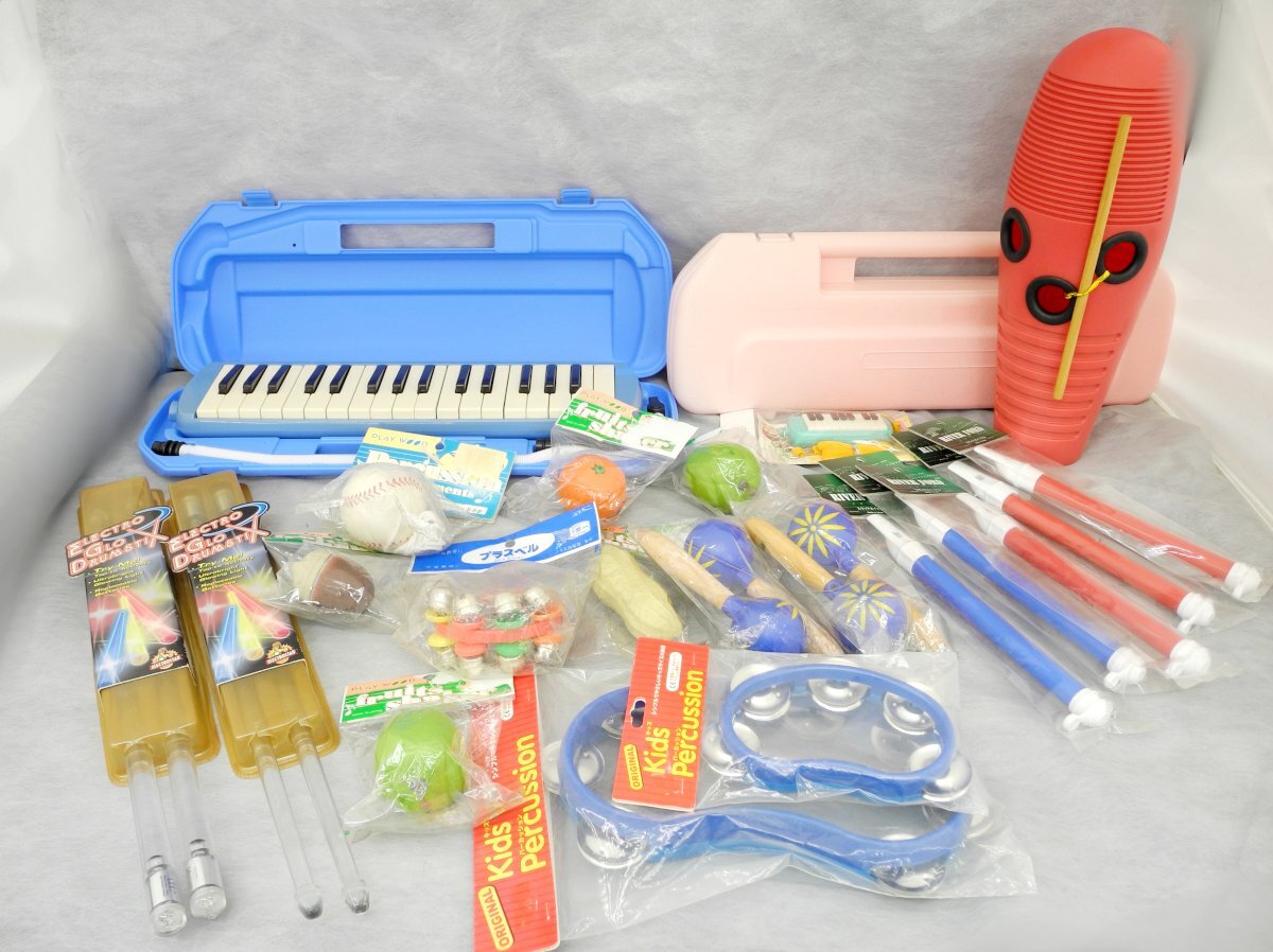 未使用品 楽器まとめて 子供向け 鍵盤ハーモニカ スライドホイッスル パーカッション ギロ 光るスティック マラカス プラスベル　その他　