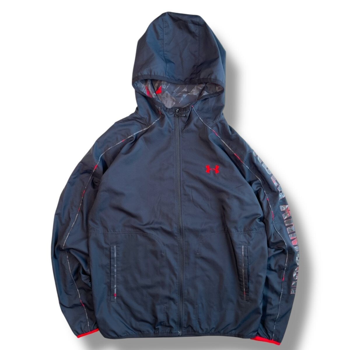 国内正規★ UNDER ARMOUR アンダーアーマー カモ柄 ポリエステル ジップアップ ジャケット 黒 袖プリント 総柄 M 陸上 トレーニング ウェア