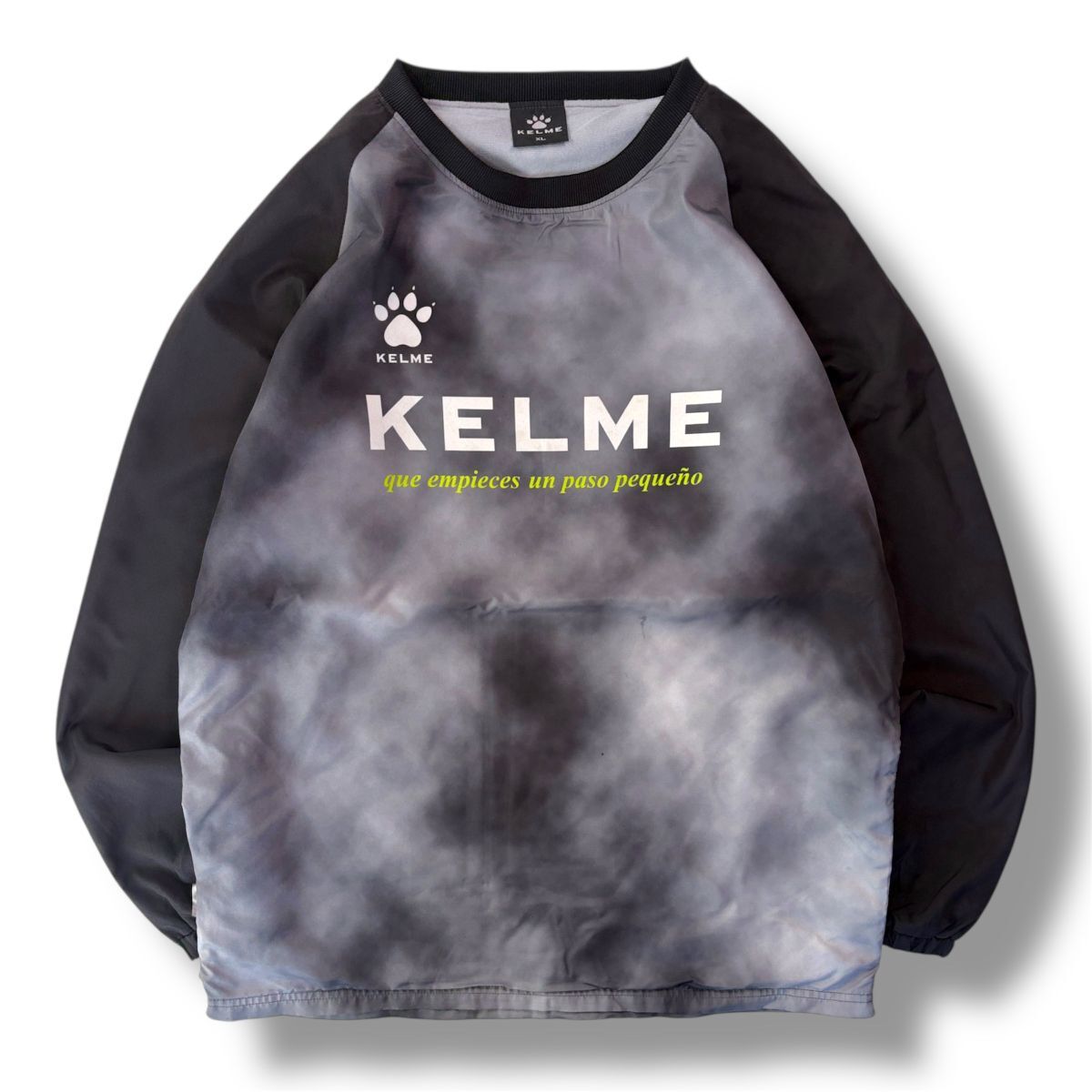 国内正規品★ KELME ケルメ メンズ プルオーバー 総柄 ピステ ウィンドブレーカー ジャージ グレー系 XLサイズ スポーツウェア サッカー