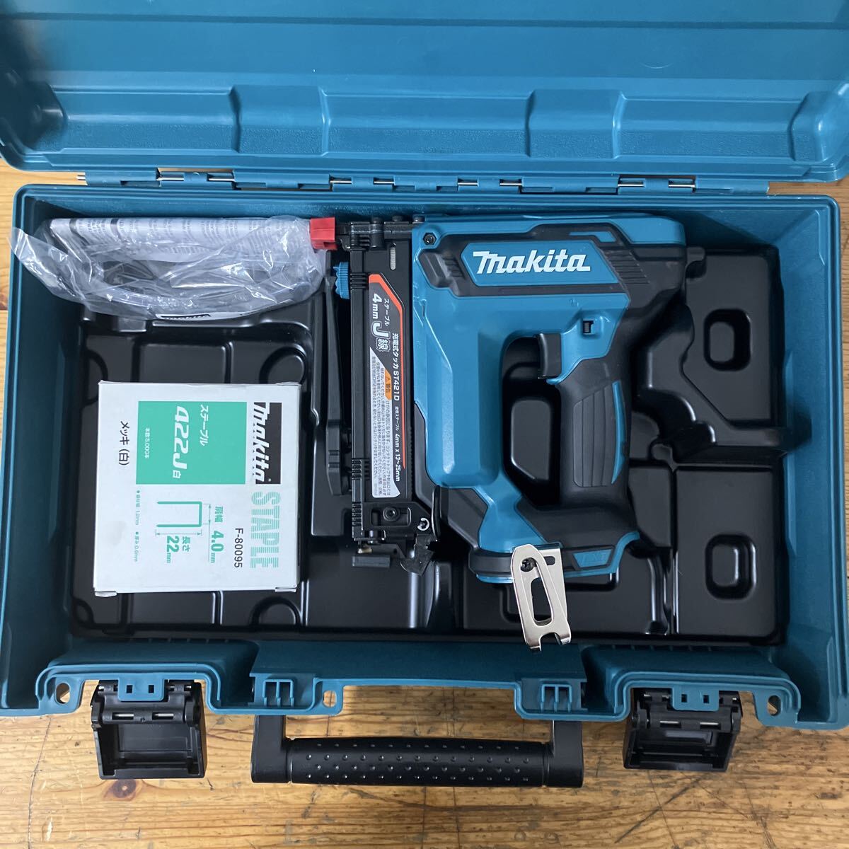 RN90【美品★】makita マキタ 充電式タッカ 18V ST421DZK ステープル・メガネ未使用 電動工具