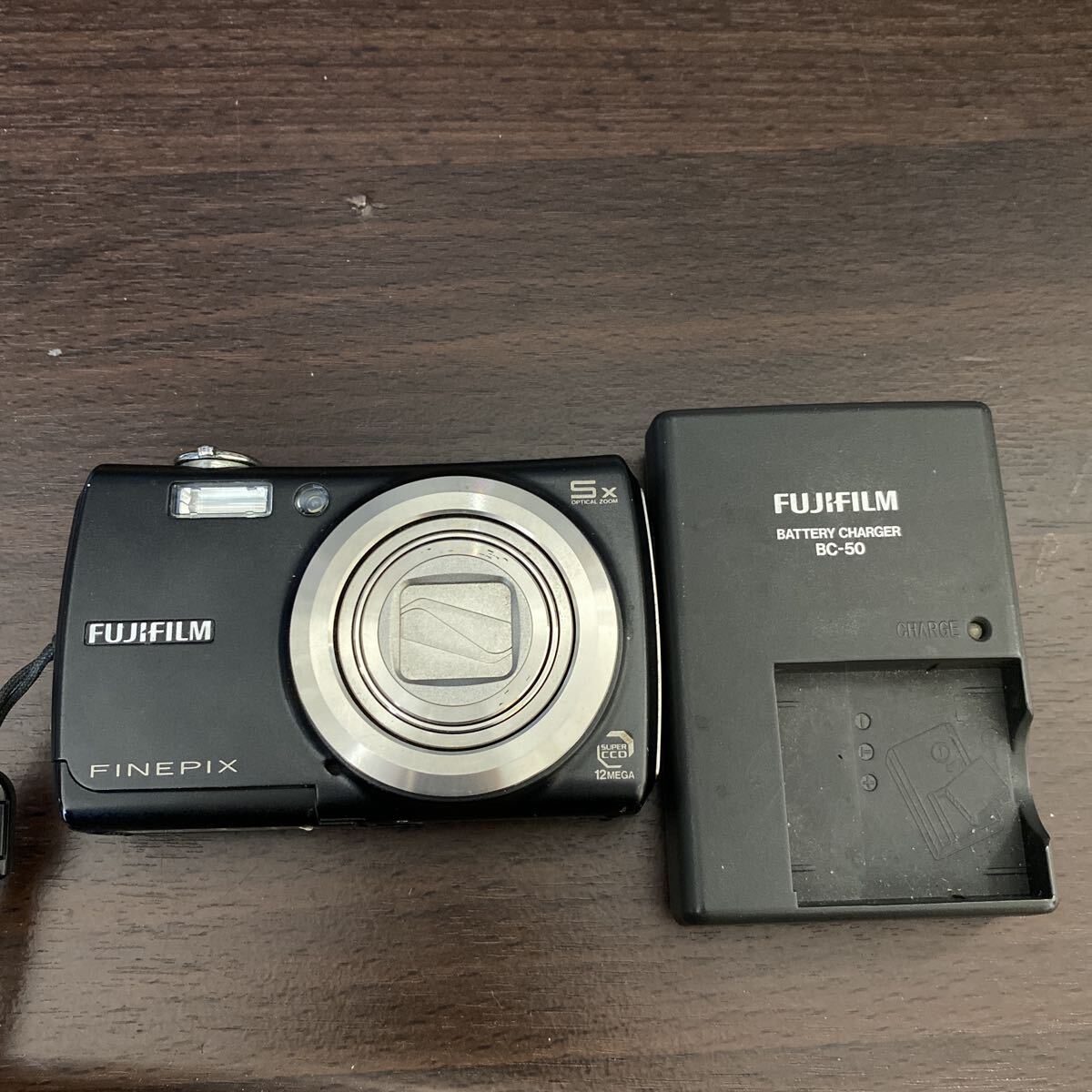 RM2 FUJIFILM FINEPIX F100fd コンパクトデジタルカメラ ブラック デジカメ バッテリー・充電器付　動作品