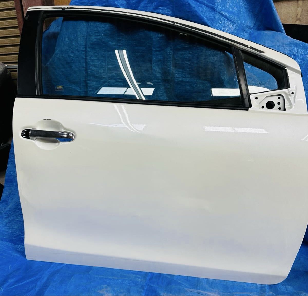 TOYOTA AQUA(トヨタ アクア) ドア ホワイトパール DAA-NHP10 運転席側