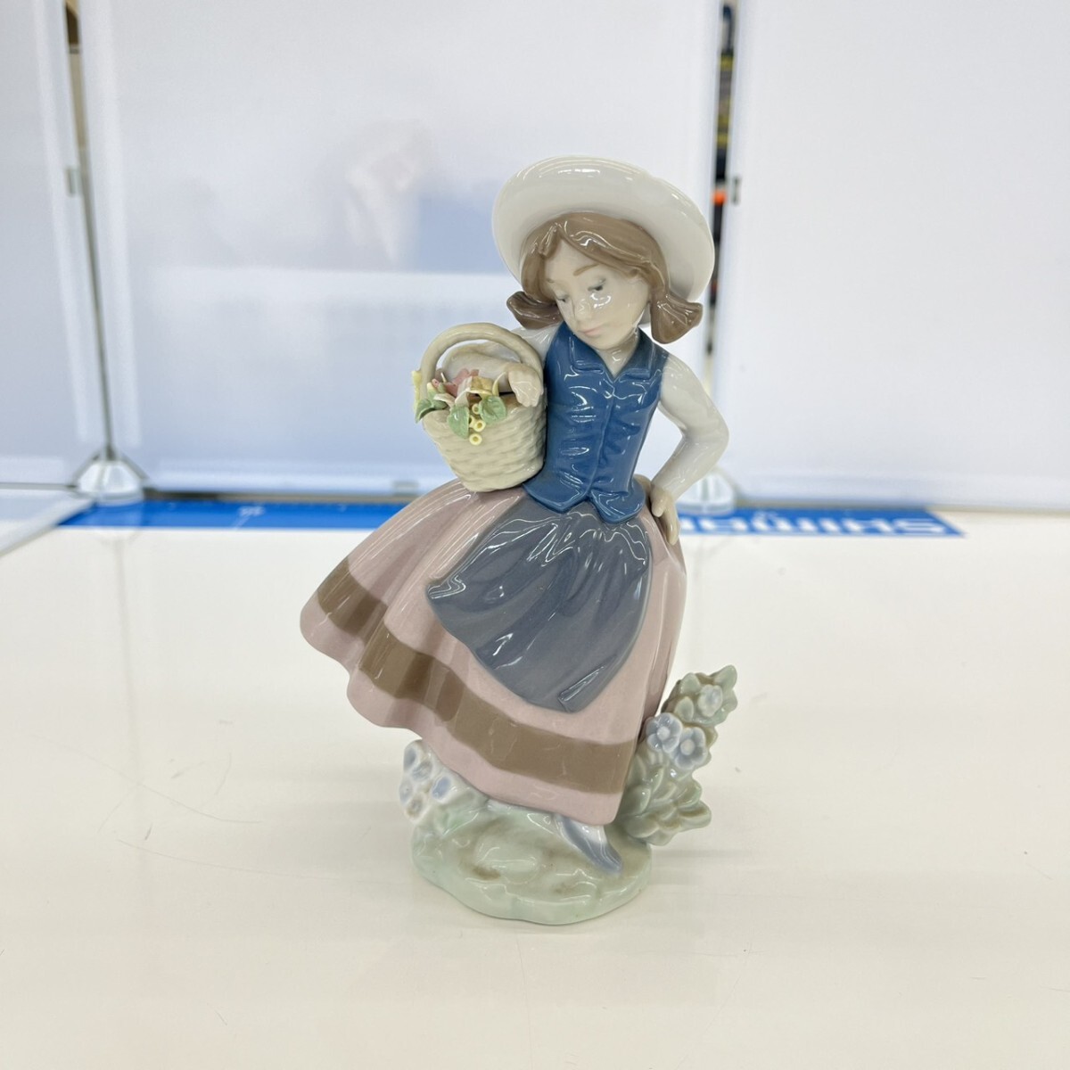 今2604-622 リヤドロ 甘い花の香り フィギュリン LLADRO 置物 磁器 （一）
