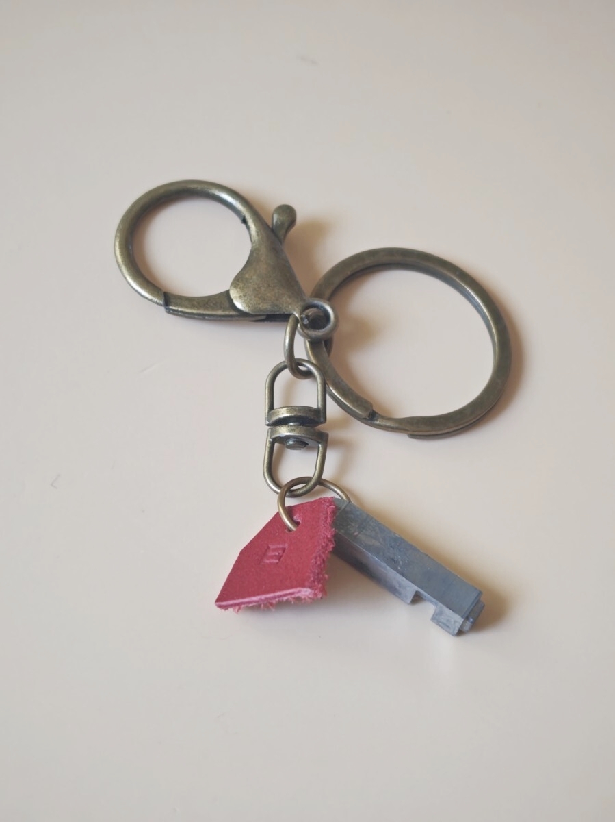漢字 [曰] 活版印刷 活字 タイプライター キーホルダー キーリング アクセサリー 昭和期 アンティーク レトロ 