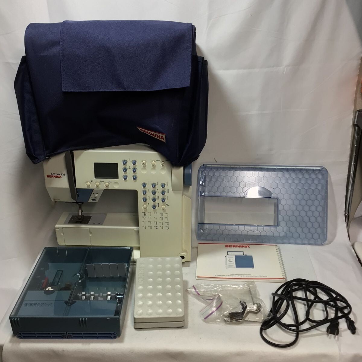 買マス1257-120【稼働品】BERNINA ベルニナ activa135 TYPE OPT 専用カバー付き フットコントローラー 電源コード付き ハンドクラフト 縫製