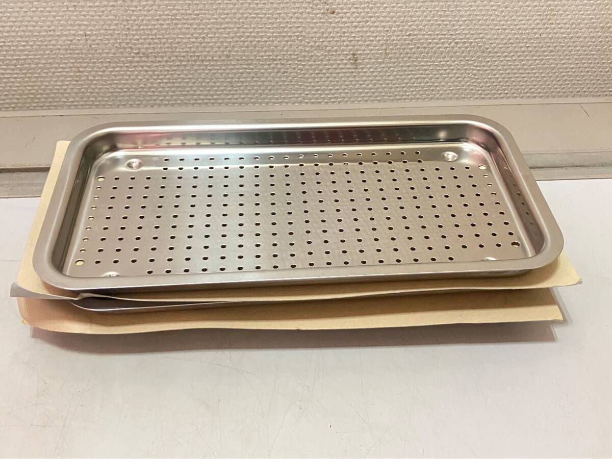 【長期保存現状品】ステンレス医療器具　穴あきトレー　オートクレーブ処理用？　穴あきパン　３枚セット