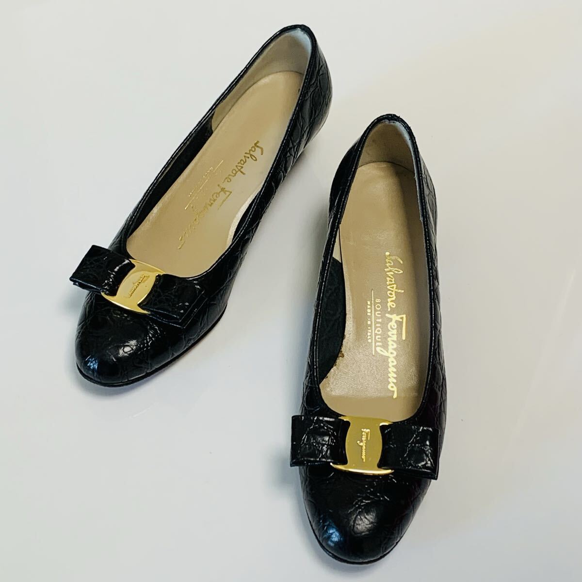【SalvatoreFerragamo】フェラガモ ヴァラ パンプス 5ハーフC クロコ型押し ヒール ブラック