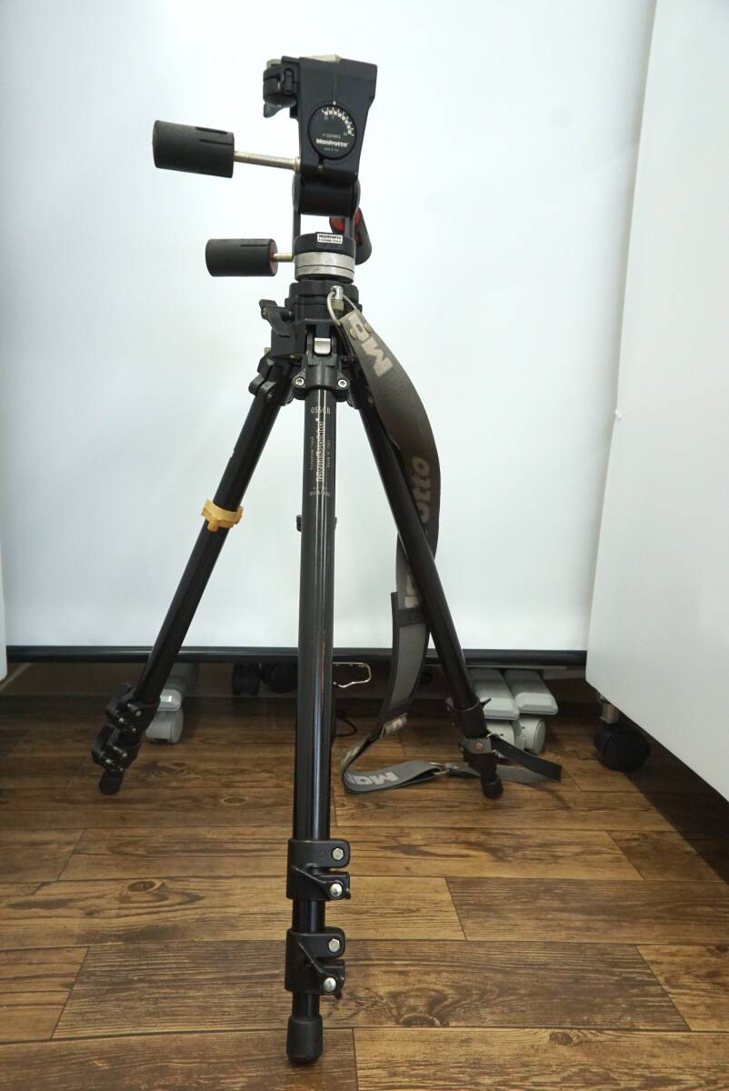 ○Manfrotto マンフロット055CCB 三段三脚/ 雲台 Manfrotto 029MK2（ストラップ付）